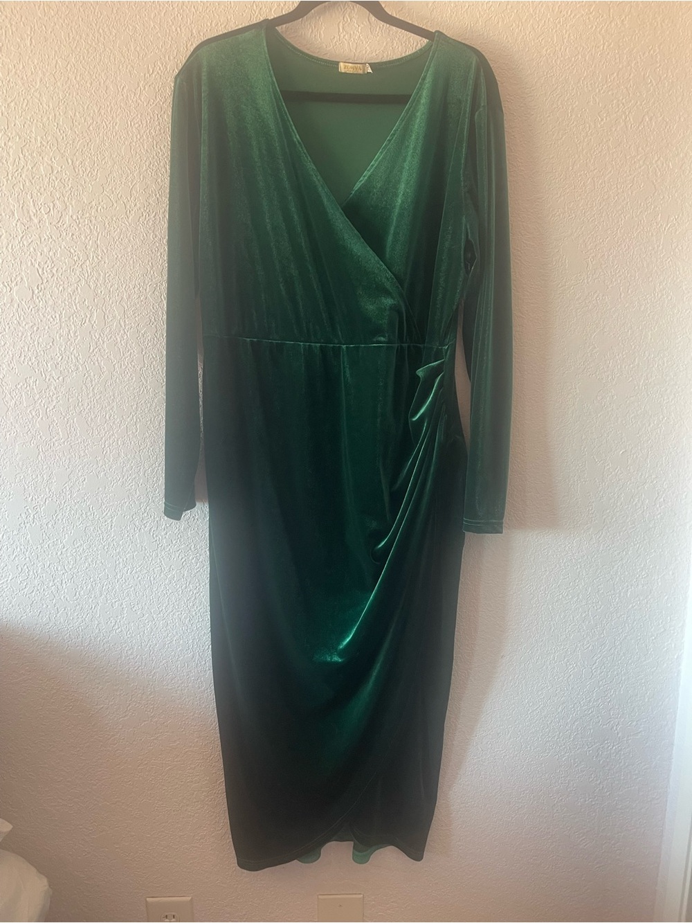 Women's Emerald Green Velvet Wrap-Style Long Sleeve Dress